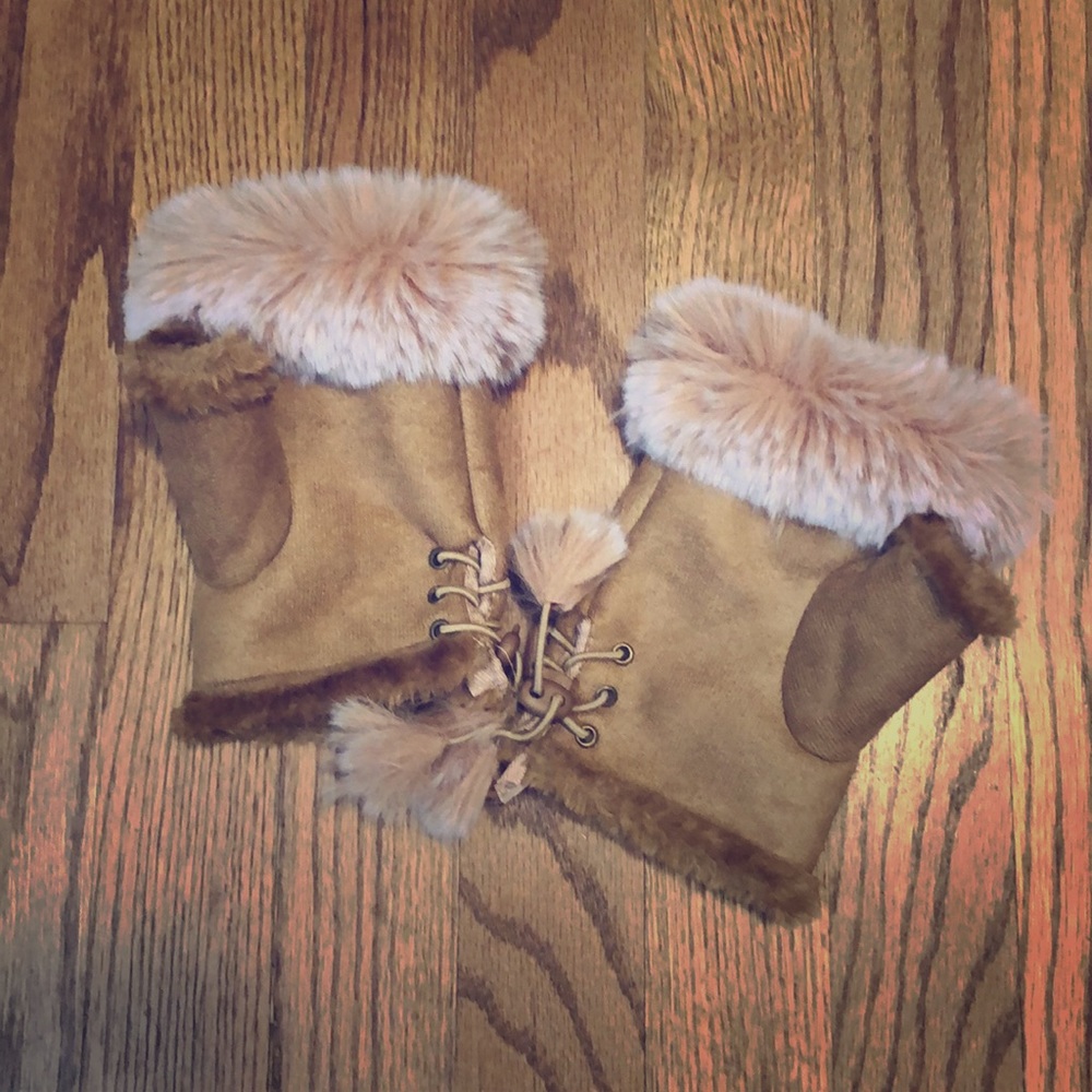 Faux fur wrist warmer/fingerless gloves.